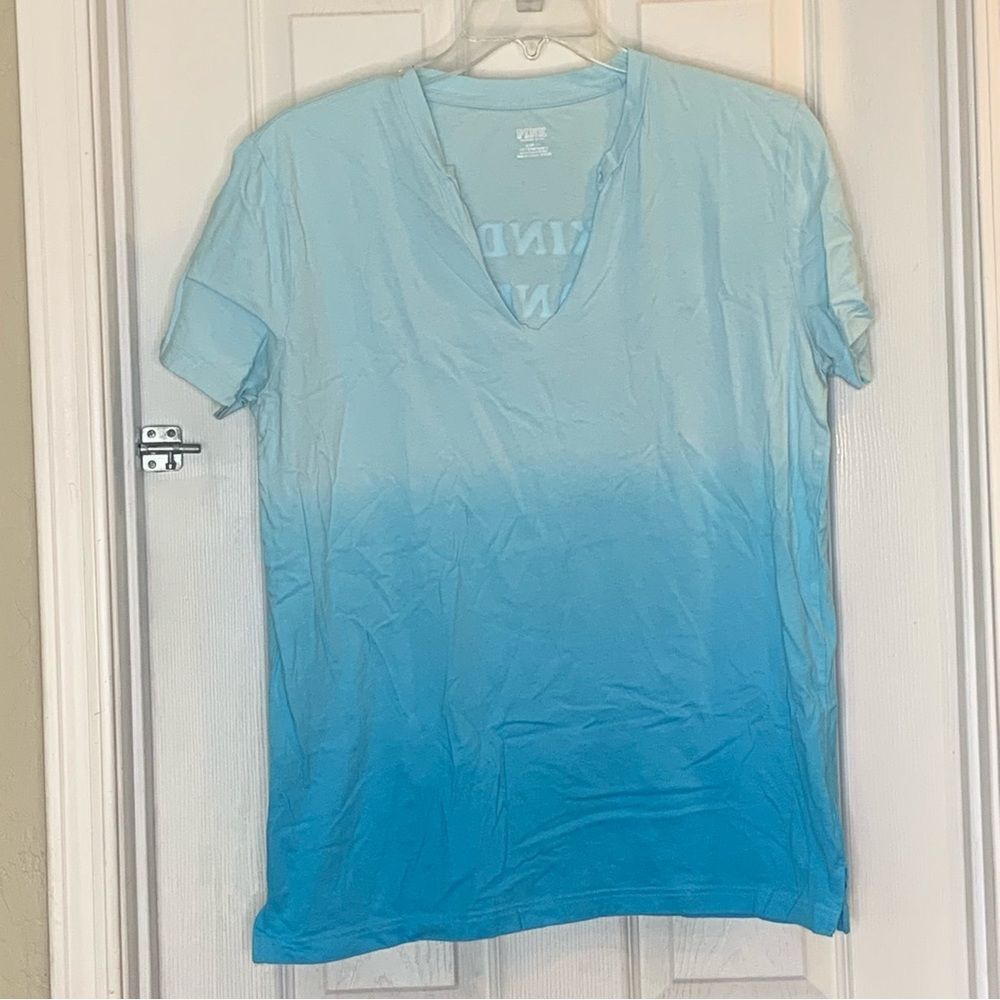 VS PINK 2020 BLUE OMBRE "BE KIND TO HUMANKIND" NOTCH-VNECK CAMPUS FIT TEE M